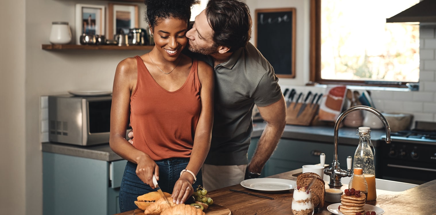 uomo-e-donna-colazione-min